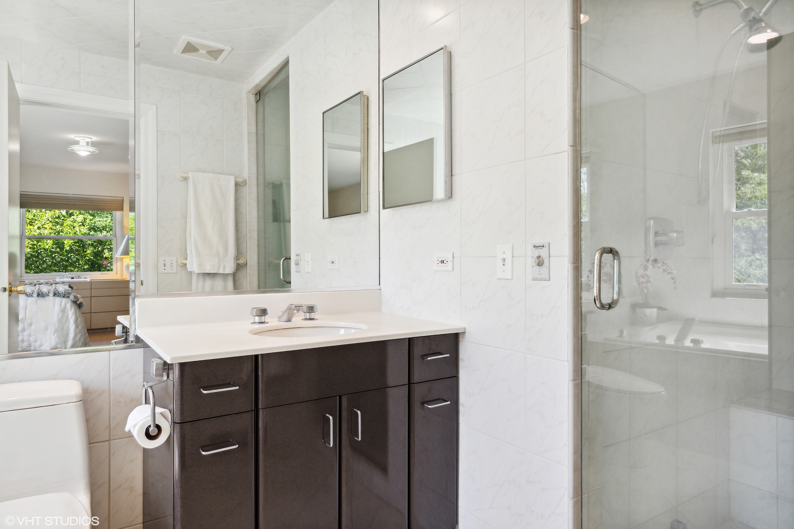 54 Meadowview Road Northfield, IL 60093 - Photo 22 of 32 a bathroom with a sink and a mirror