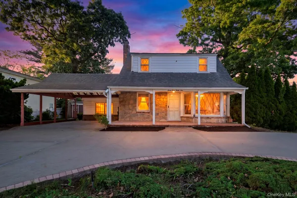 $750,000 | 3499 Woodward Avenue, Wantagh, NY 11793