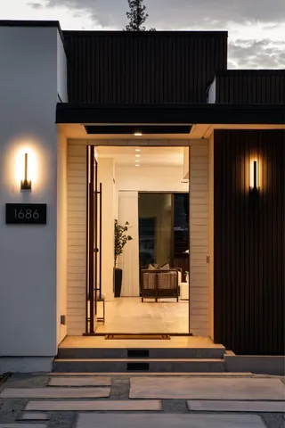 a view of entryway front of a house