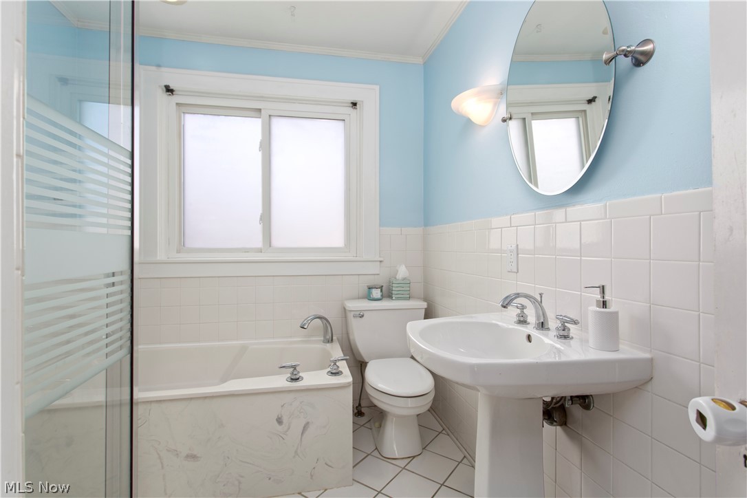 1633 Compton Road Cleveland Heights, OH 44118 - Photo 24 of 35 Upstairs Full Bath