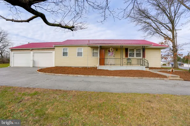 a front view of house with yard