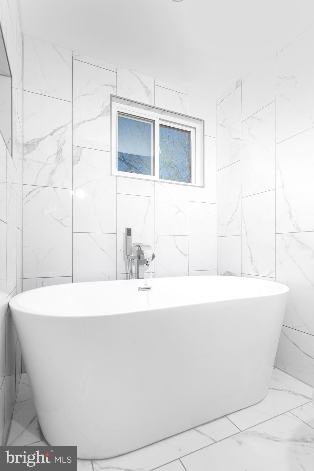 39006 Lime Kiln Road Leesburg, VA 20175 - Photo 14 of 56 Soaking tub en-suite