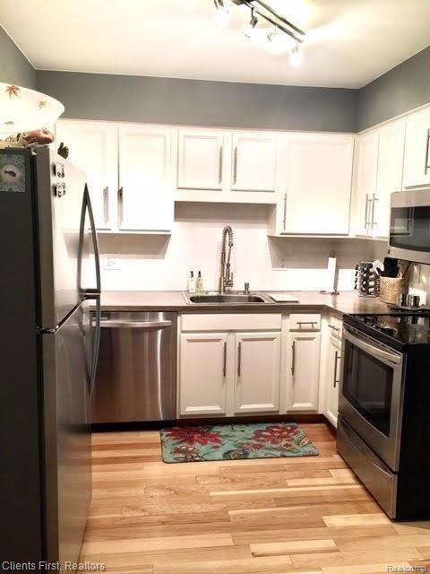 1875 Allenway Court Rochester Hills, MI 48309 - Photo 2 of 27