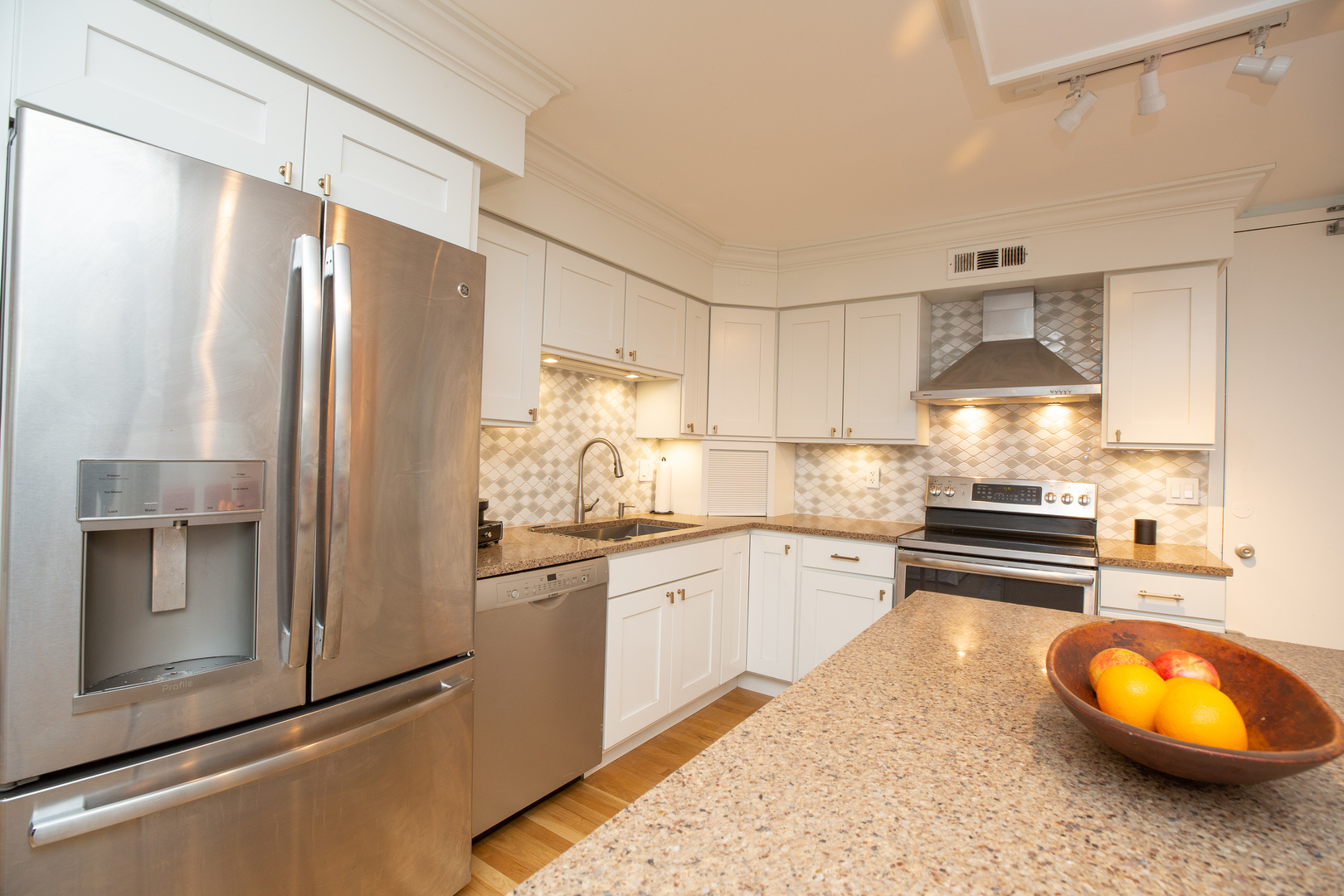 5901 North Sheridan Road, Unit 11C Chicago, IL 60660 - Photo 4 of 32