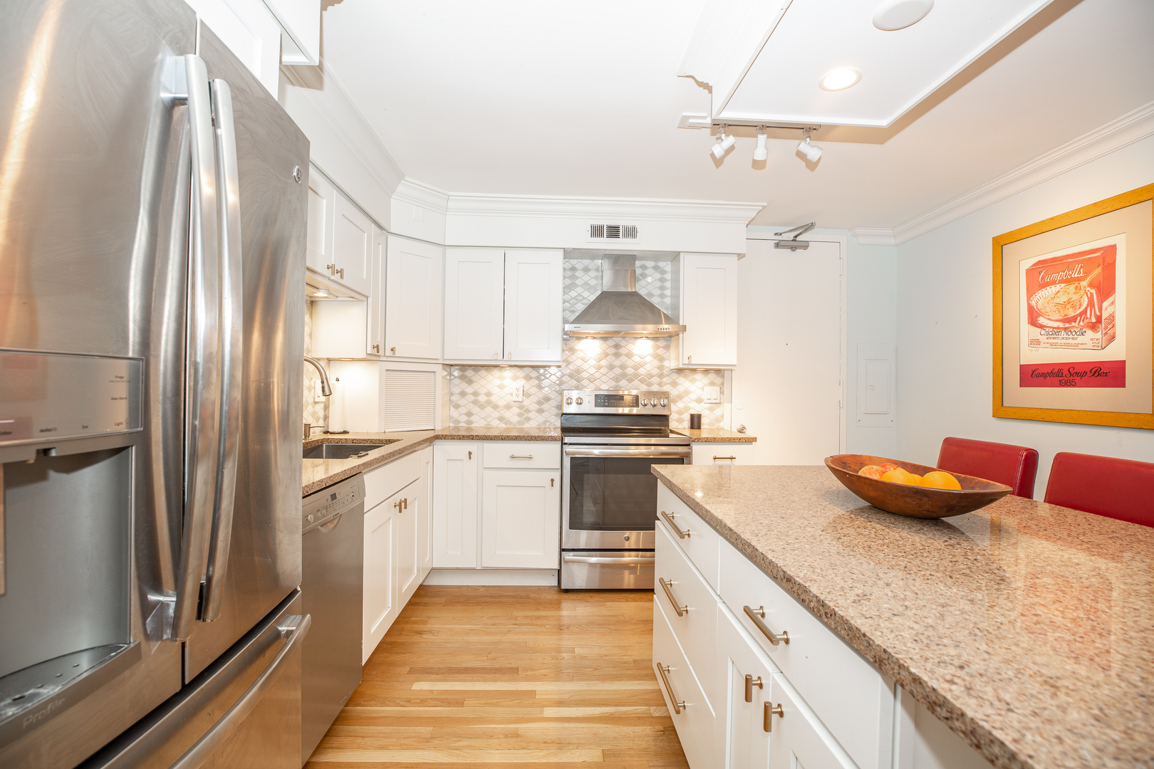 5901 North Sheridan Road, Unit 11C Chicago, IL 60660 - Photo 5 of 32