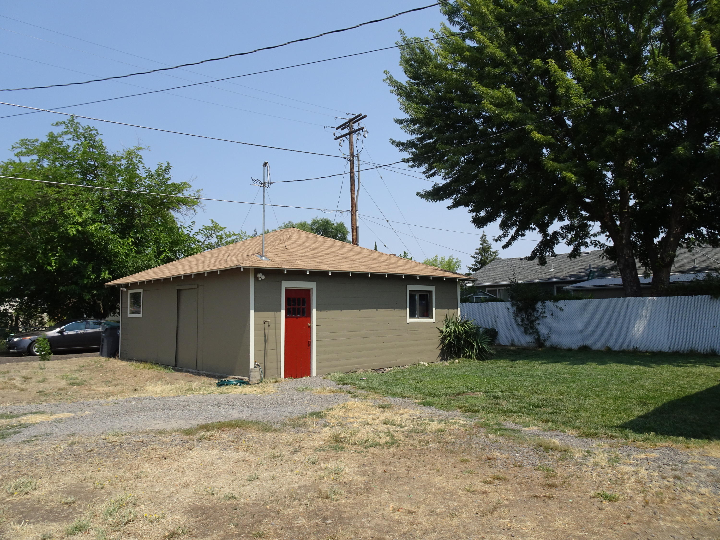 913 Maple Street Central Point, OR 97502 - Photo 13 of 15 garage