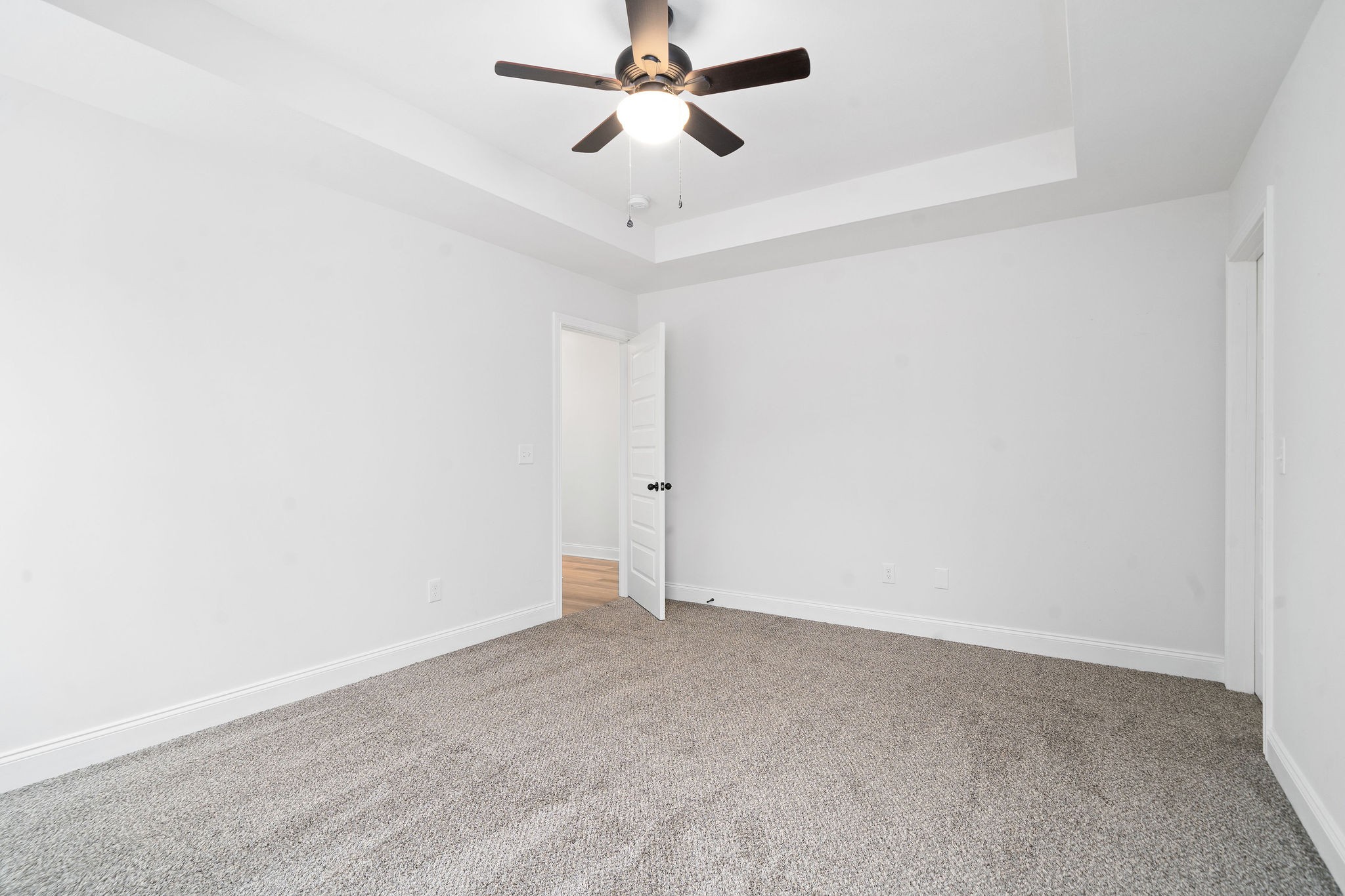 472 Hawkins Road Clarksville, TN 37040 - Photo 19 of 33 an empty room with a ceiling fan and carpet