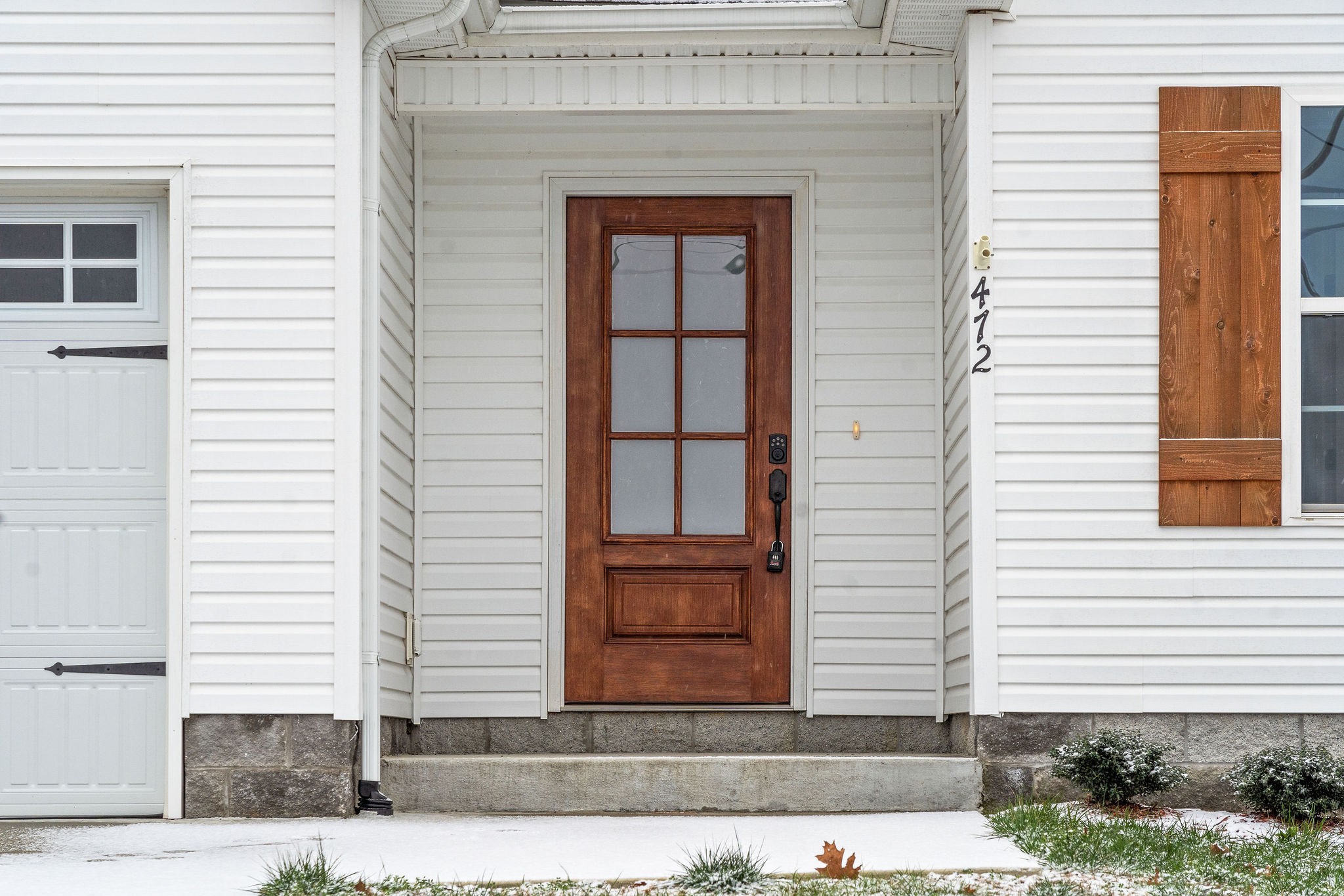 472 Hawkins Road Clarksville, TN 37040 - Photo 4 of 33 a front view of a house with a rug