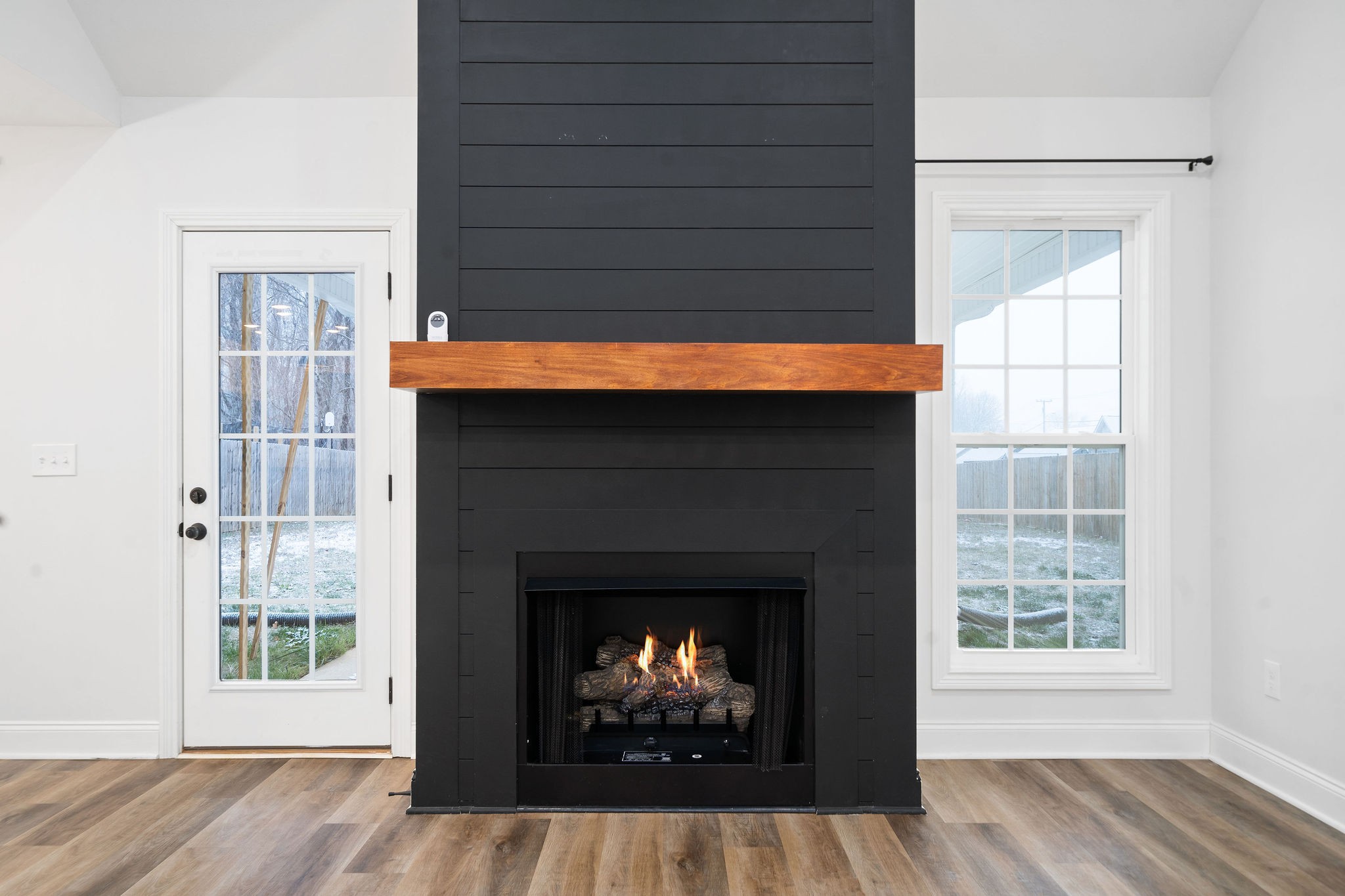 472 Hawkins Road Clarksville, TN 37040 - Photo 7 of 33 a living room with a fireplace