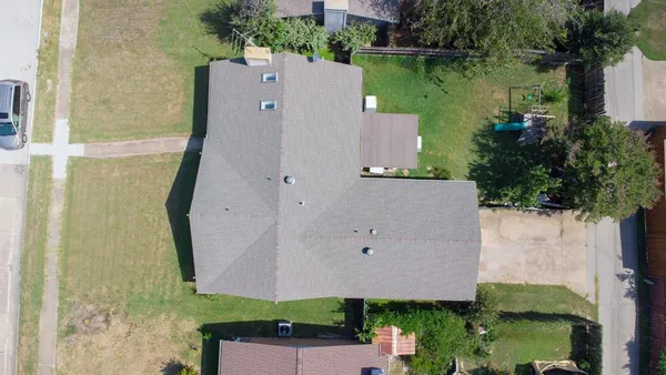 a view of a house with backyard and garden