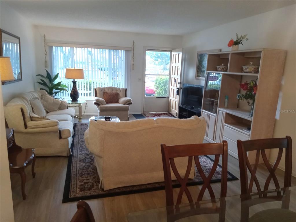 2467 Finlandia Lane, Unit 27 Clearwater, FL 33763 - Photo 11 of 58 a living room with furniture and a window