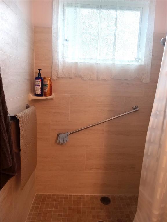 2467 Finlandia Lane, Unit 27 Clearwater, FL 33763 - Photo 29 of 58 a bathroom with a window