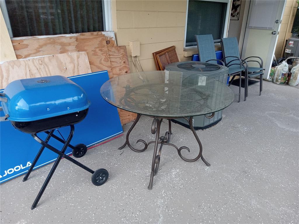 2467 Finlandia Lane, Unit 27 Clearwater, FL 33763 - Photo 37 of 58 a living room with furniture