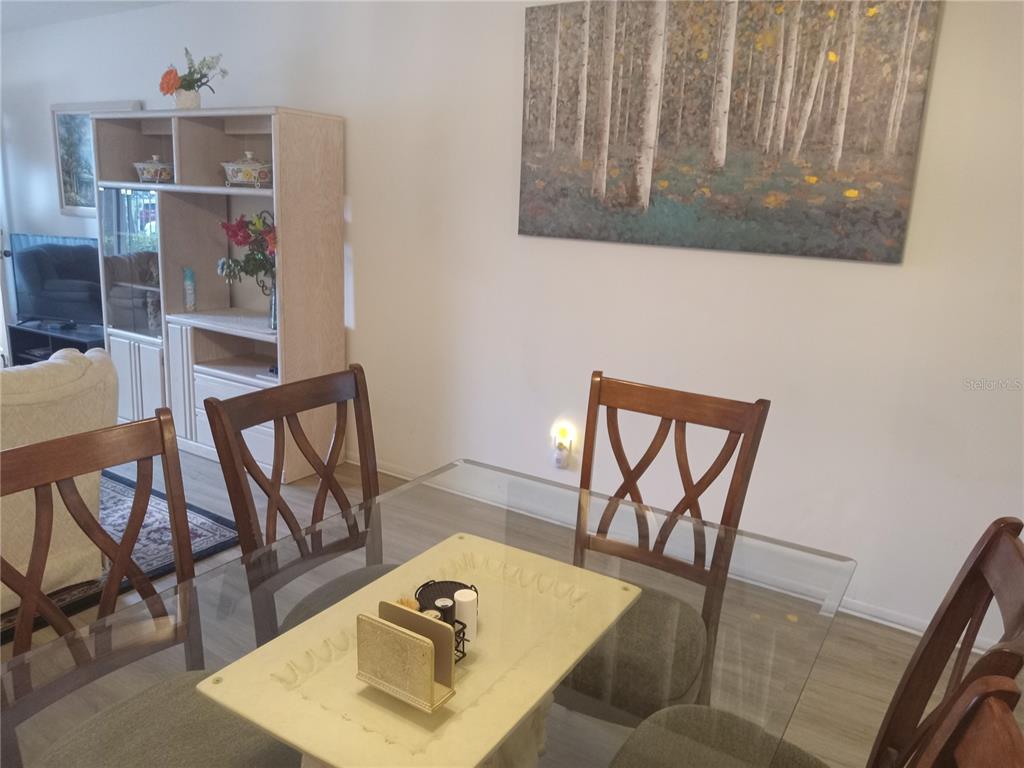 2467 Finlandia Lane, Unit 27 Clearwater, FL 33763 - Photo 10 of 58 a living room with furniture