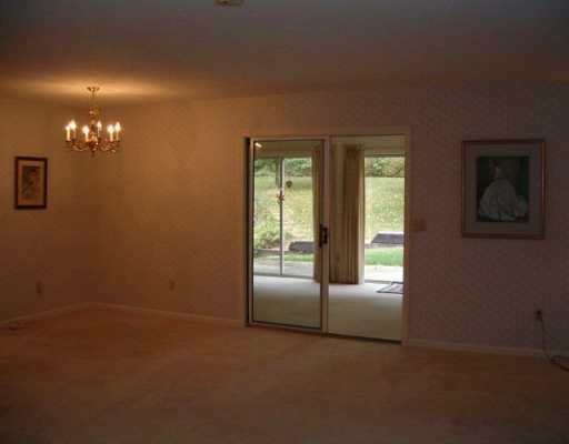 53 Windsor Ridge New Castle, PA 16105 - Photo 4 of 8 Living Room.
