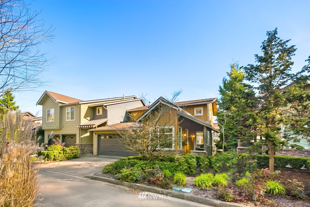 70 Cougar Ridge Road Northwest, Unit 2004 Issaquah, WA 98027 - Photo 1 of 27 front view of a house with a street