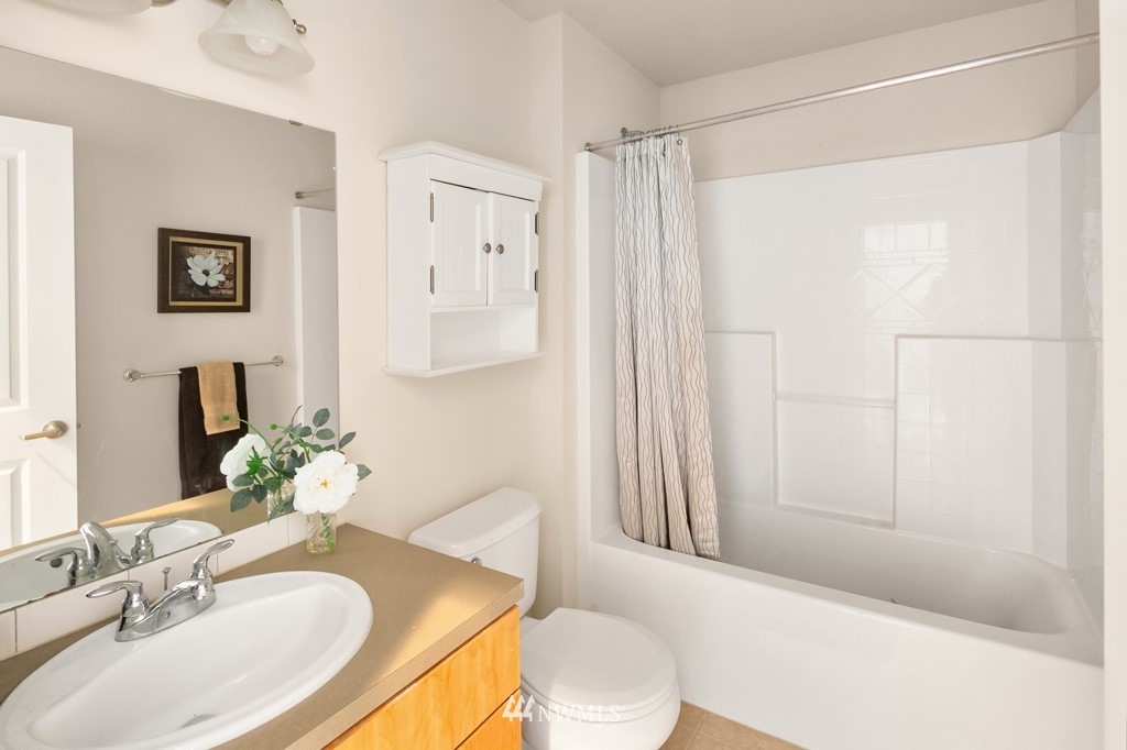 70 Cougar Ridge Road Northwest, Unit 2004 Issaquah, WA 98027 - Photo 19 of 27 a bathroom with a sink and a mirror