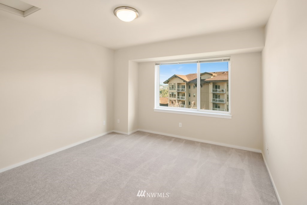 70 Cougar Ridge Road Northwest, Unit 2004 Issaquah, WA 98027 - Photo 20 of 27 an empty room with windows and closet
