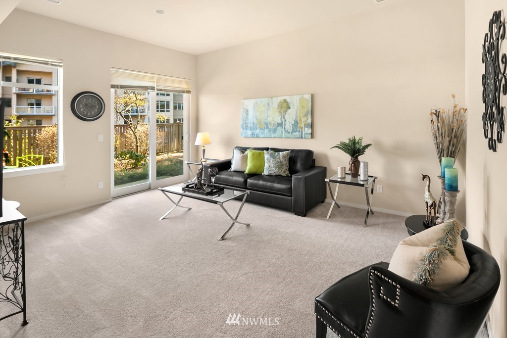 70 Cougar Ridge Road Northwest, Unit 2004 Issaquah, WA 98027 - Photo 21 of 27 a living room with furniture and a window