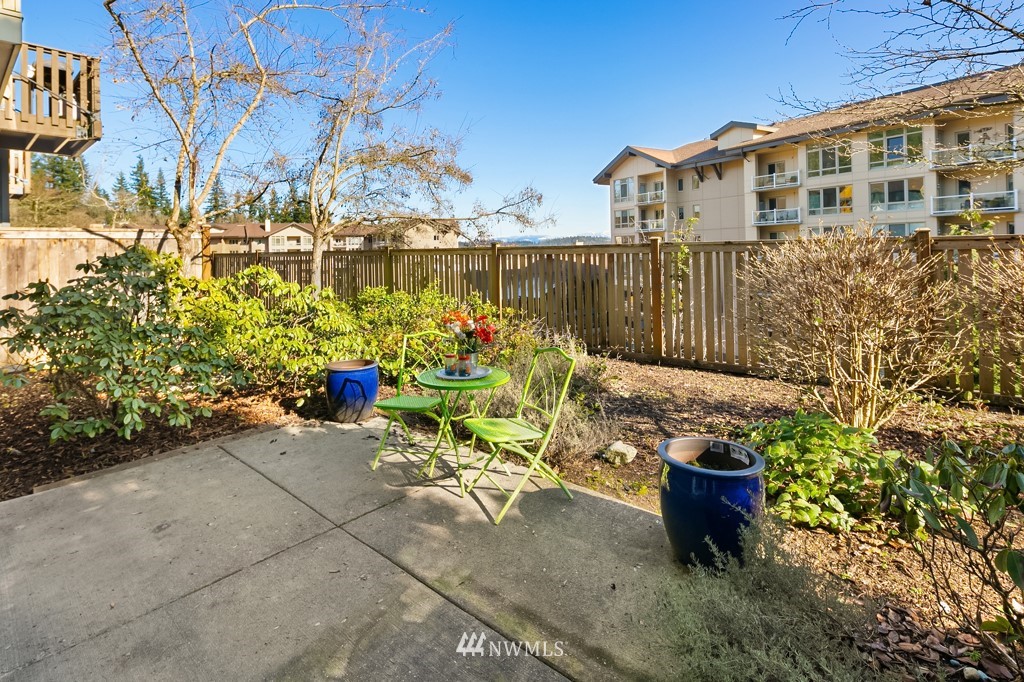 70 Cougar Ridge Road Northwest, Unit 2004 Issaquah, WA 98027 - Photo 24 of 27 a view of a chairs and table in a backyard