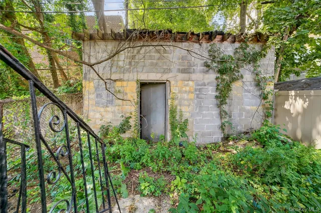 a view of an outdoor space