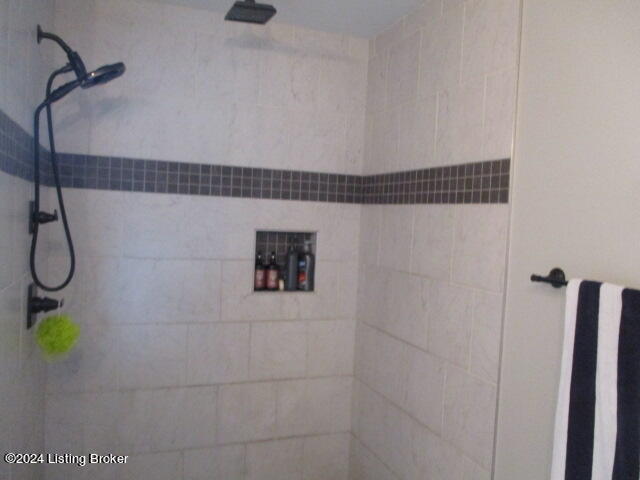 6094 Nat Rogers Road Boston, KY 40107 - Photo 23 of 37 23 - Master Bath - 4