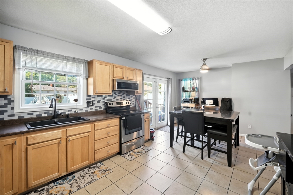 56 Clayton Street Springfield, MA 01107 - Photo 11 of 31 Gallery Image 11