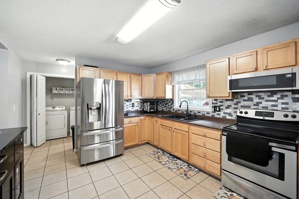 56 Clayton Street Springfield, MA 01107 - Photo 12 of 31 Gallery Image 12