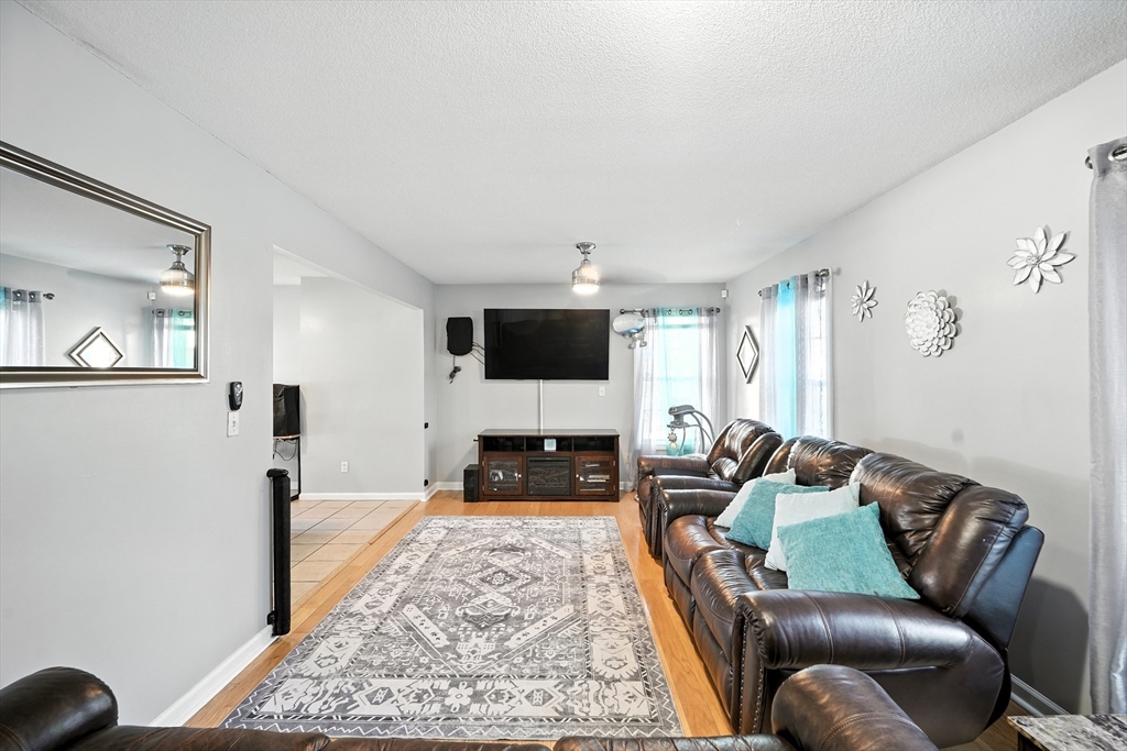 56 Clayton Street Springfield, MA 01107 - Photo 5 of 31 Gallery Image 5
