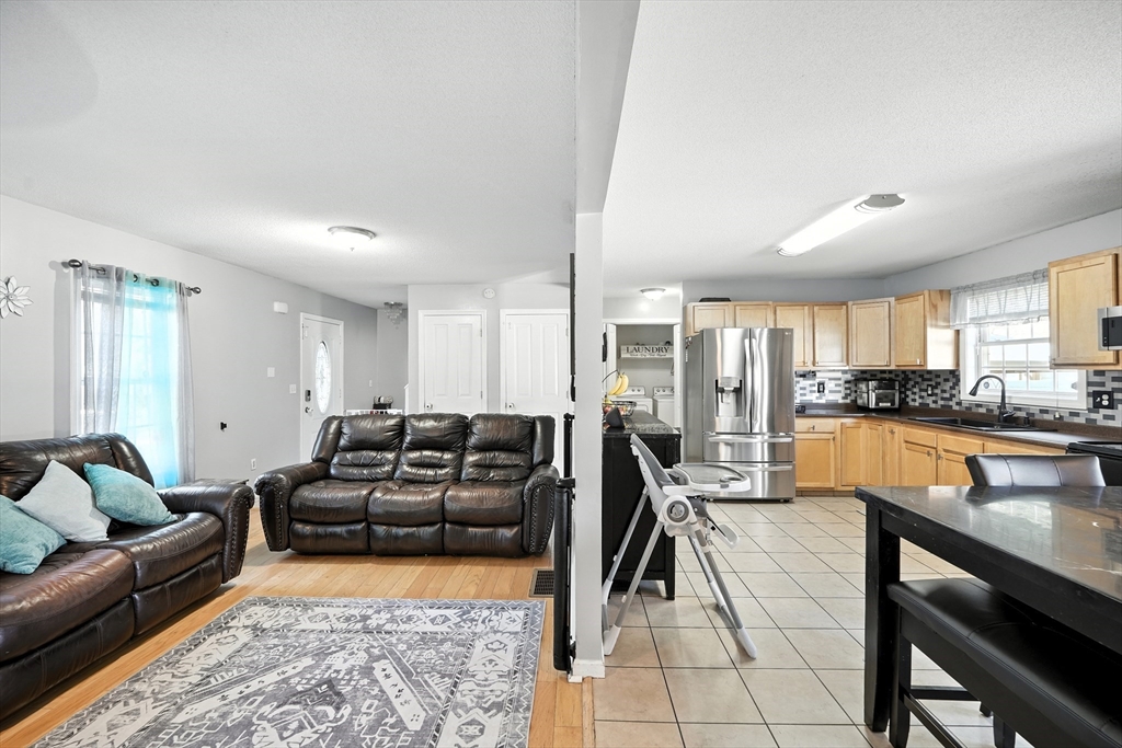 56 Clayton Street Springfield, MA 01107 - Photo 8 of 31 Gallery Image 8