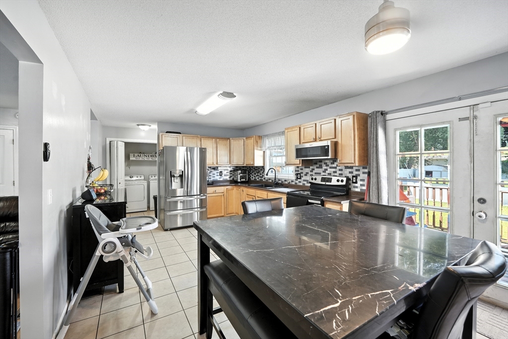 56 Clayton Street Springfield, MA 01107 - Photo 9 of 31 Gallery Image 9