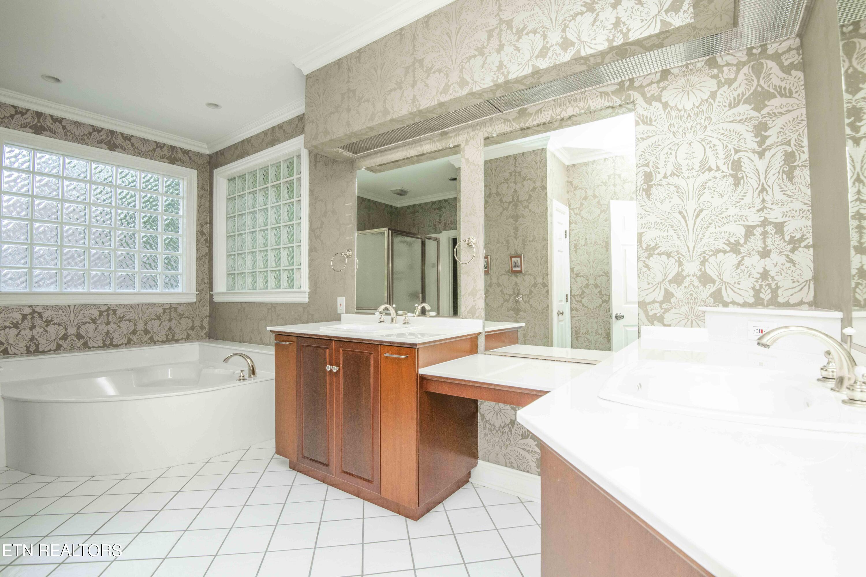 197 Whippoorwill Drive Oak Ridge, TN 37830 - Photo 16 of 40 MASTER BATH