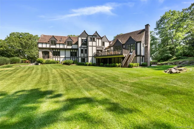 a view of house with outdoor space