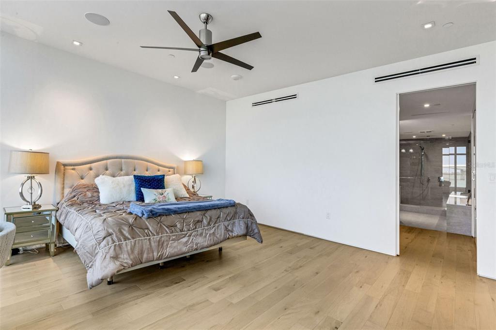 280 Golden Gate Point, Unit 200 Sarasota, FL 34236 - Photo 39 of 94