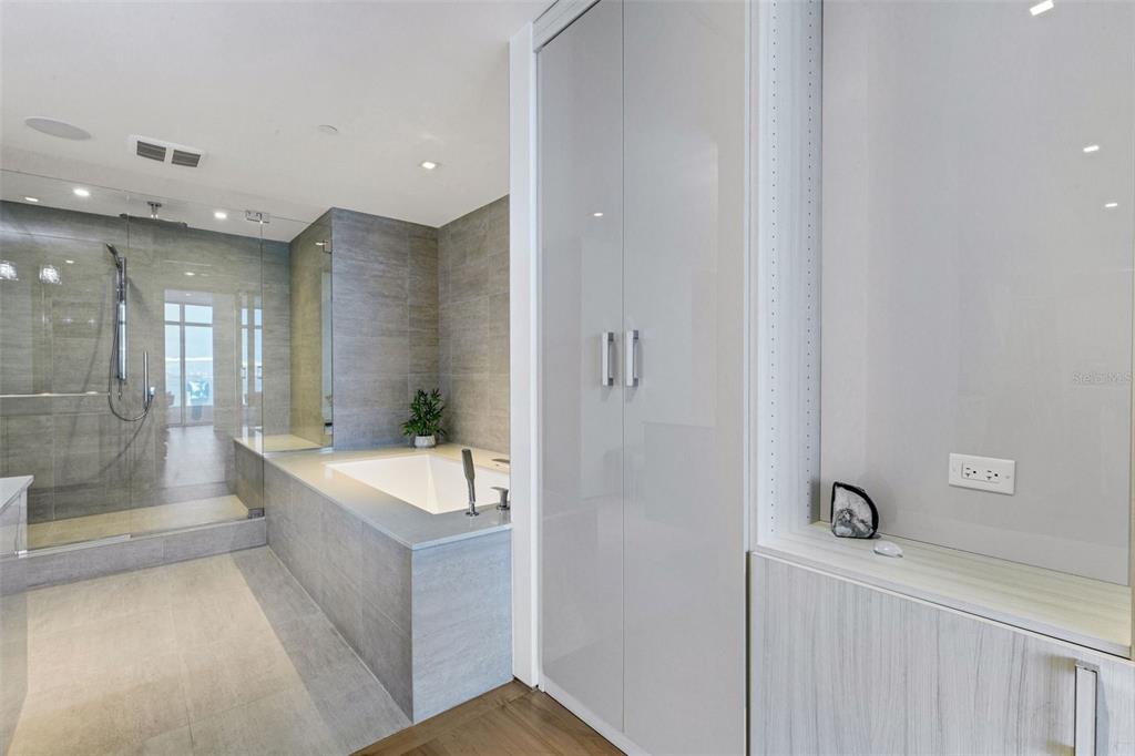 280 Golden Gate Point, Unit 200 Sarasota, FL 34236 - Photo 46 of 94