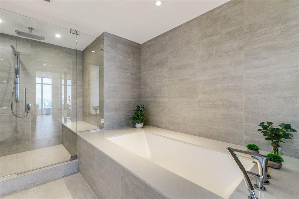 280 Golden Gate Point, Unit 200 Sarasota, FL 34236 - Photo 47 of 94