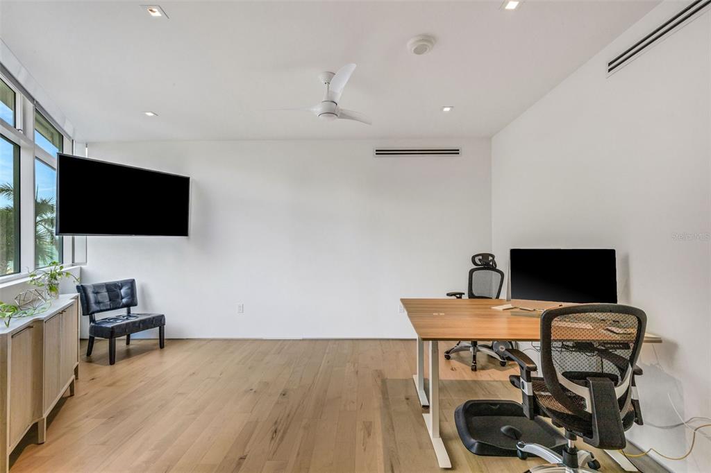 280 Golden Gate Point, Unit 200 Sarasota, FL 34236 - Photo 59 of 94