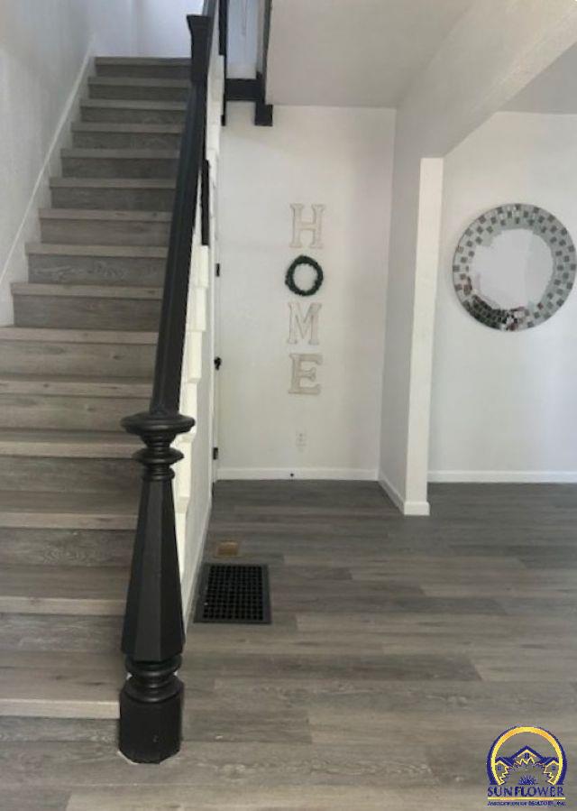 1024 Southwest Clay Street Topeka, KS 66604 - Photo 2 of 27 Entry/Foyer