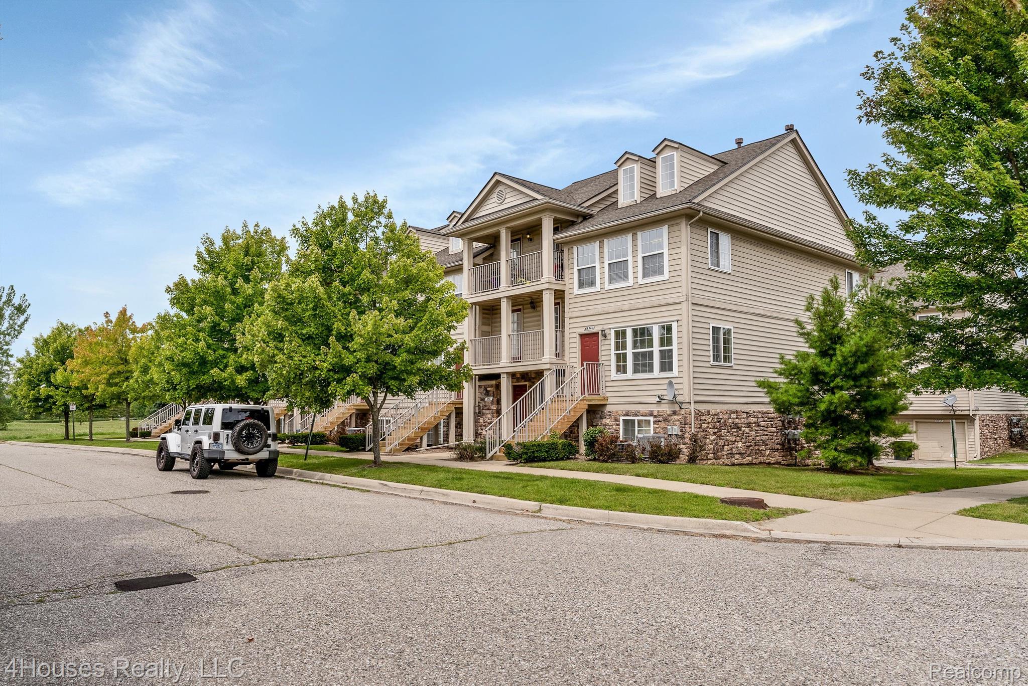 654 Lydia Lane, Unit 48 Pontiac, MI 48341 - Photo 3 of 38 Ample street parking for guests