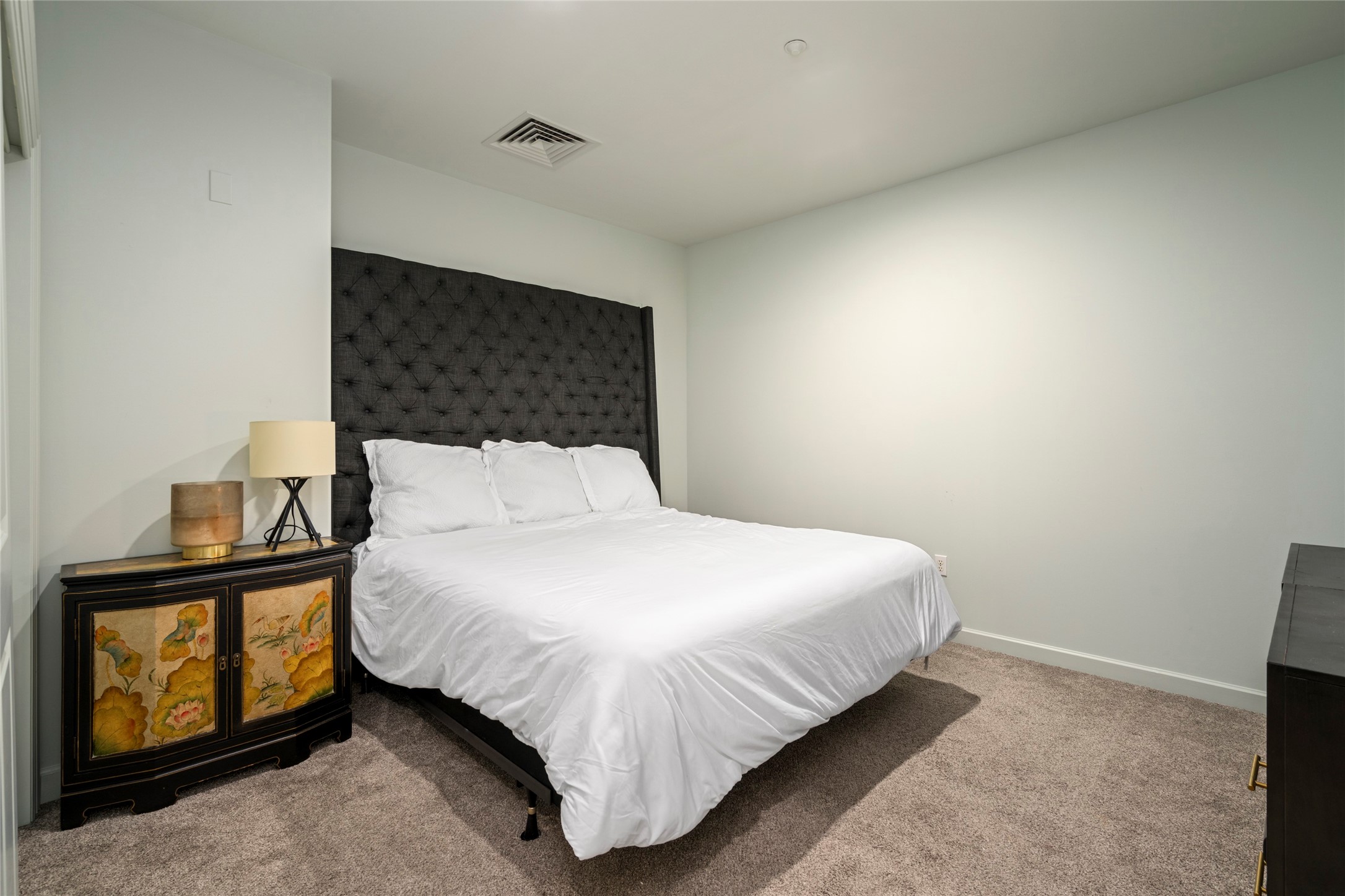 914 Main Street, Unit 1008 Houston, TX 77002 - Photo 21 of 26 Secondary bedroom with updated finishes and plenty of room for guests, also ideal as a flex room or an office.