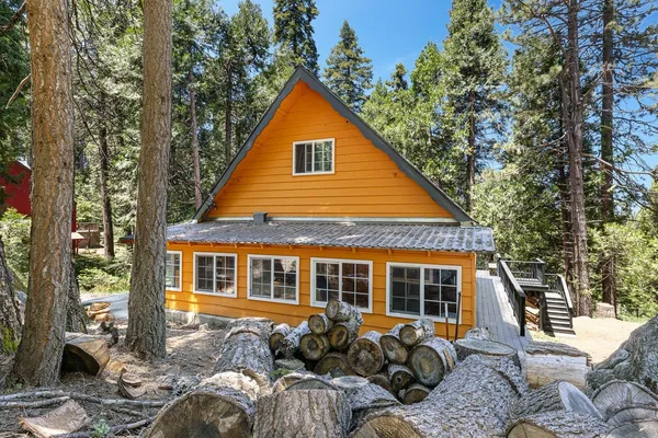 a view of a house with a yard