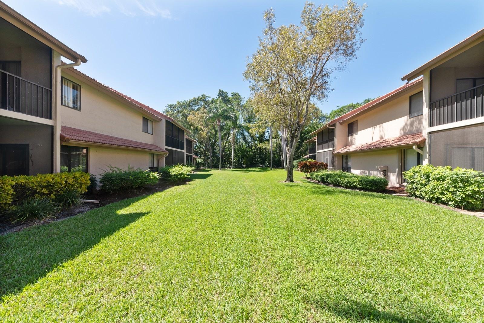 5710 Coach House Circle, Unit F Boca Raton, FL 33486 - Photo 17 of 18 17_5710CoachHouseCircleF_26_BackYard_Cus