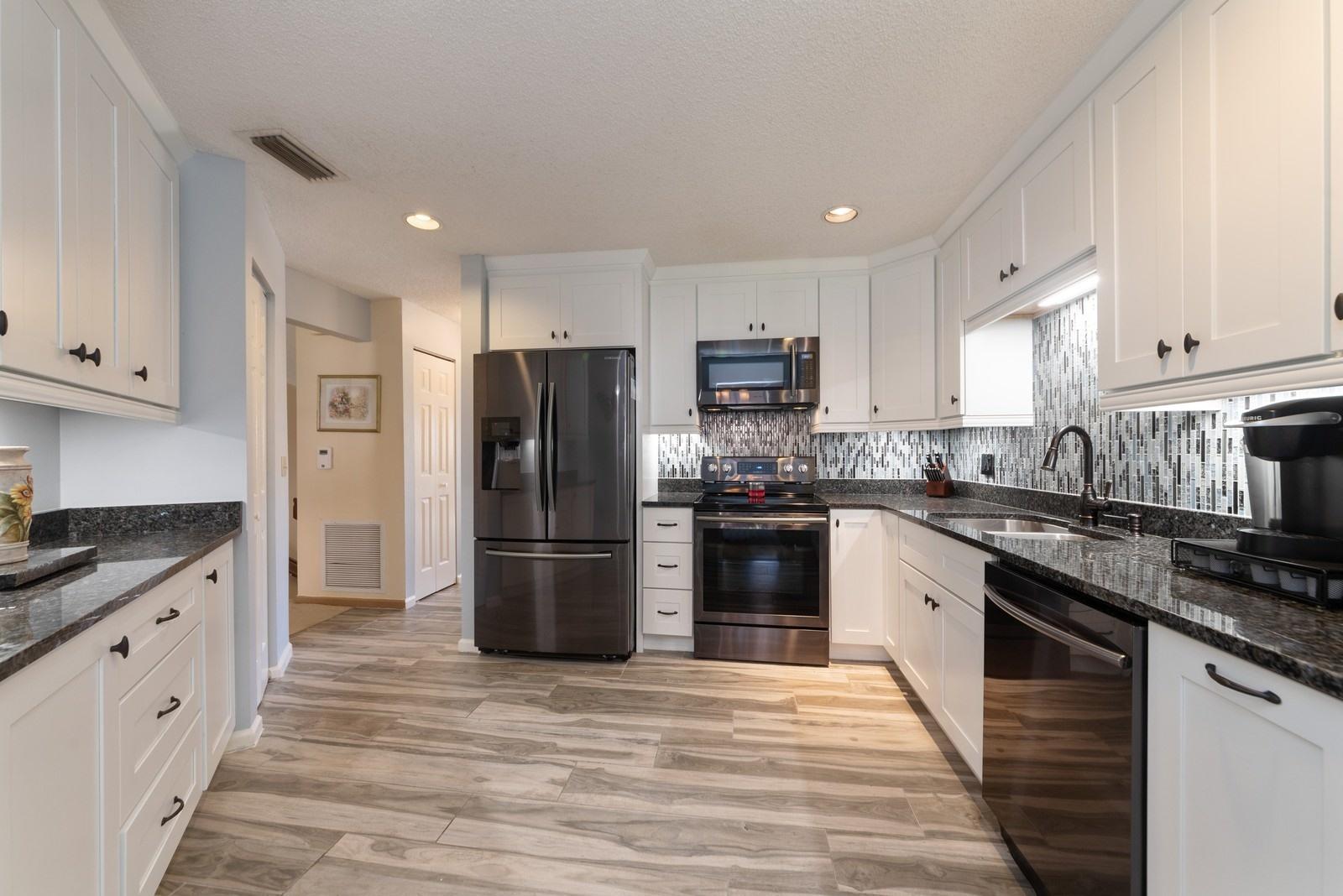 5710 Coach House Circle, Unit F Boca Raton, FL 33486 - Photo 2 of 18 06_5710CoachHouseCircleF_177001_Kitchen_