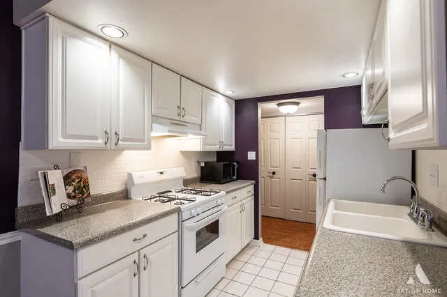 $219,900 | 7930 Woodglen Lane, Unit 204, Downers Grove, IL 60516