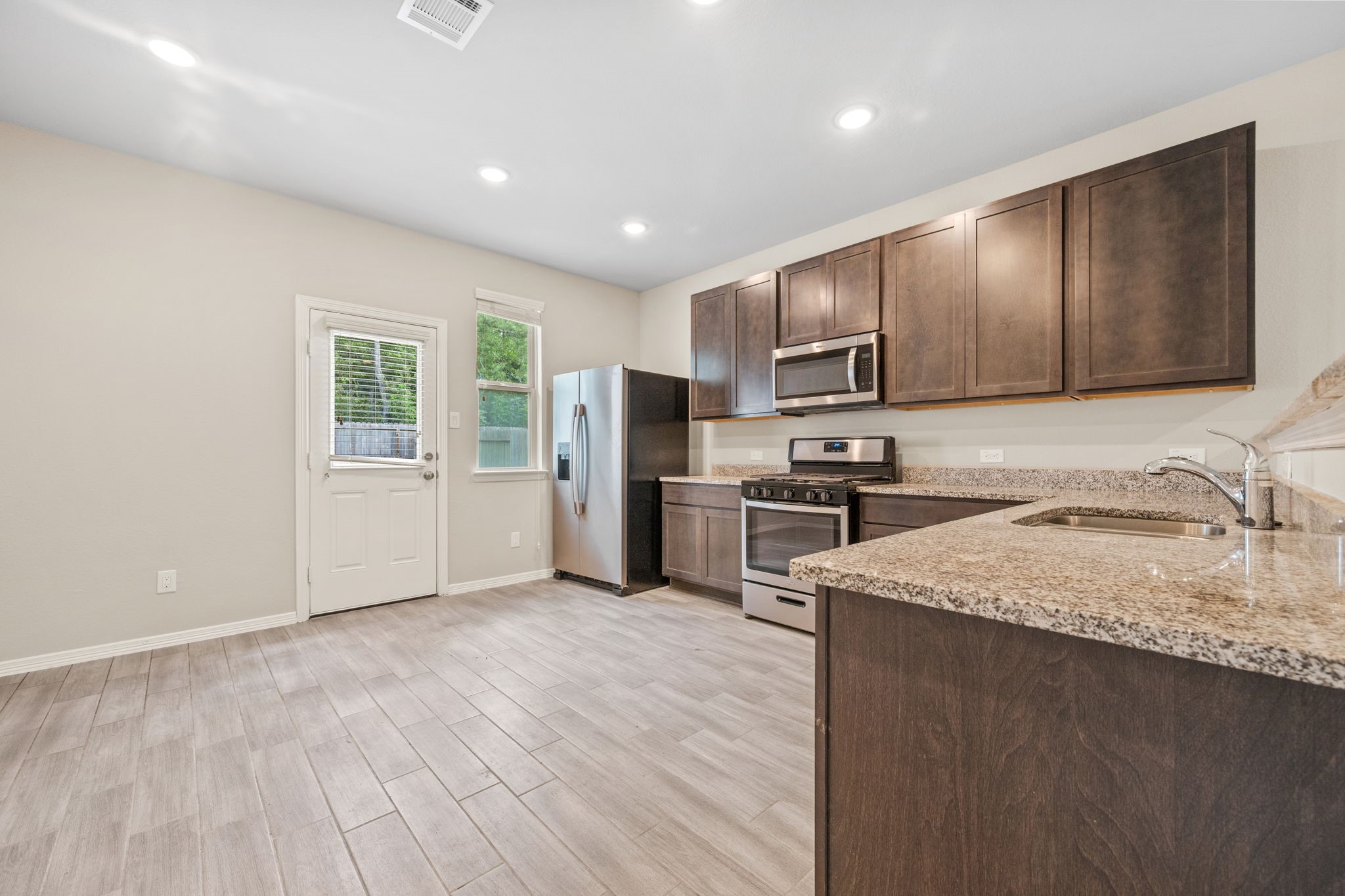 24734 Russet Bluff Trail Houston, TX 77336 - Photo 8 of 17