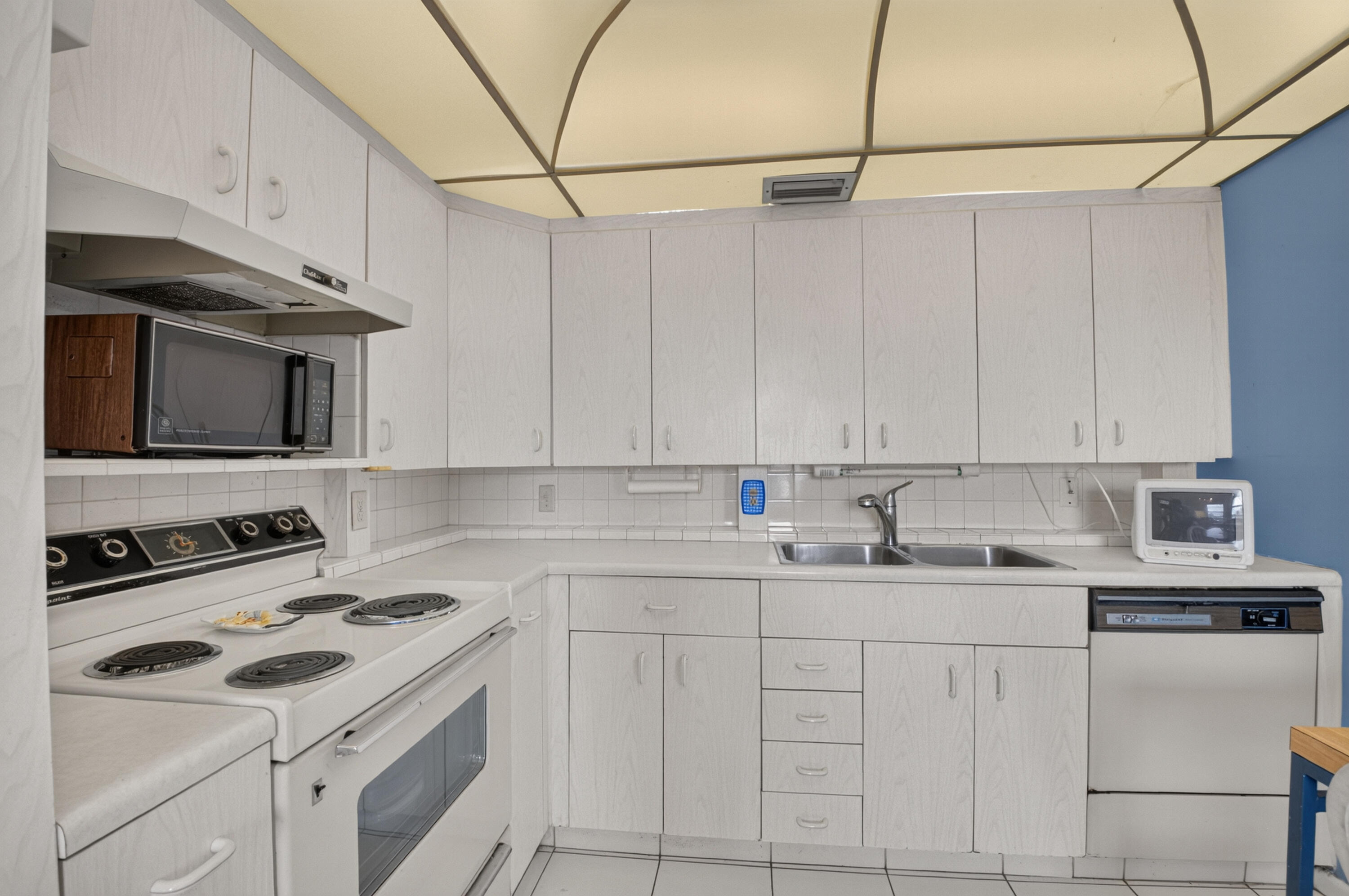 4022 Lincoln B Boca Raton, FL 33434 - Photo 7 of 39 Kitchen