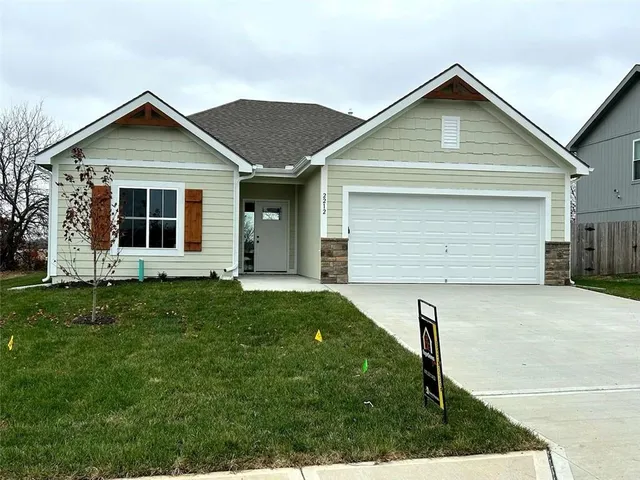 $325,000 | 2212 Pemberton Drive, Harrisonville, MO 64701