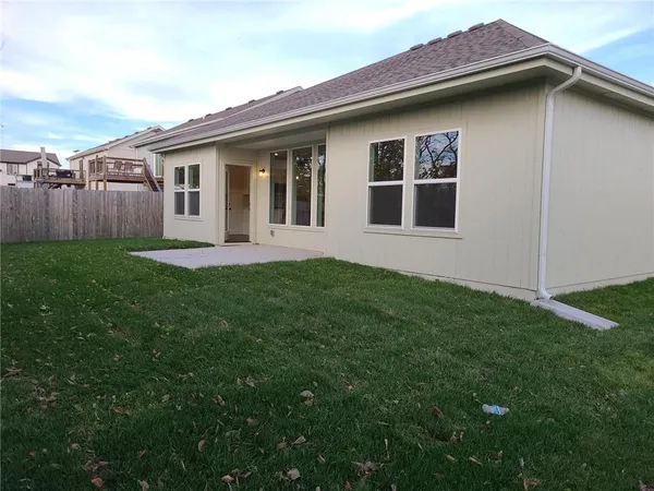 $315,000 | 2212 Pemberton Drive, Harrisonville, MO 64701