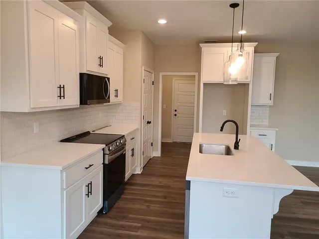 $325,000 | 2212 Pemberton Drive, Harrisonville, MO 64701