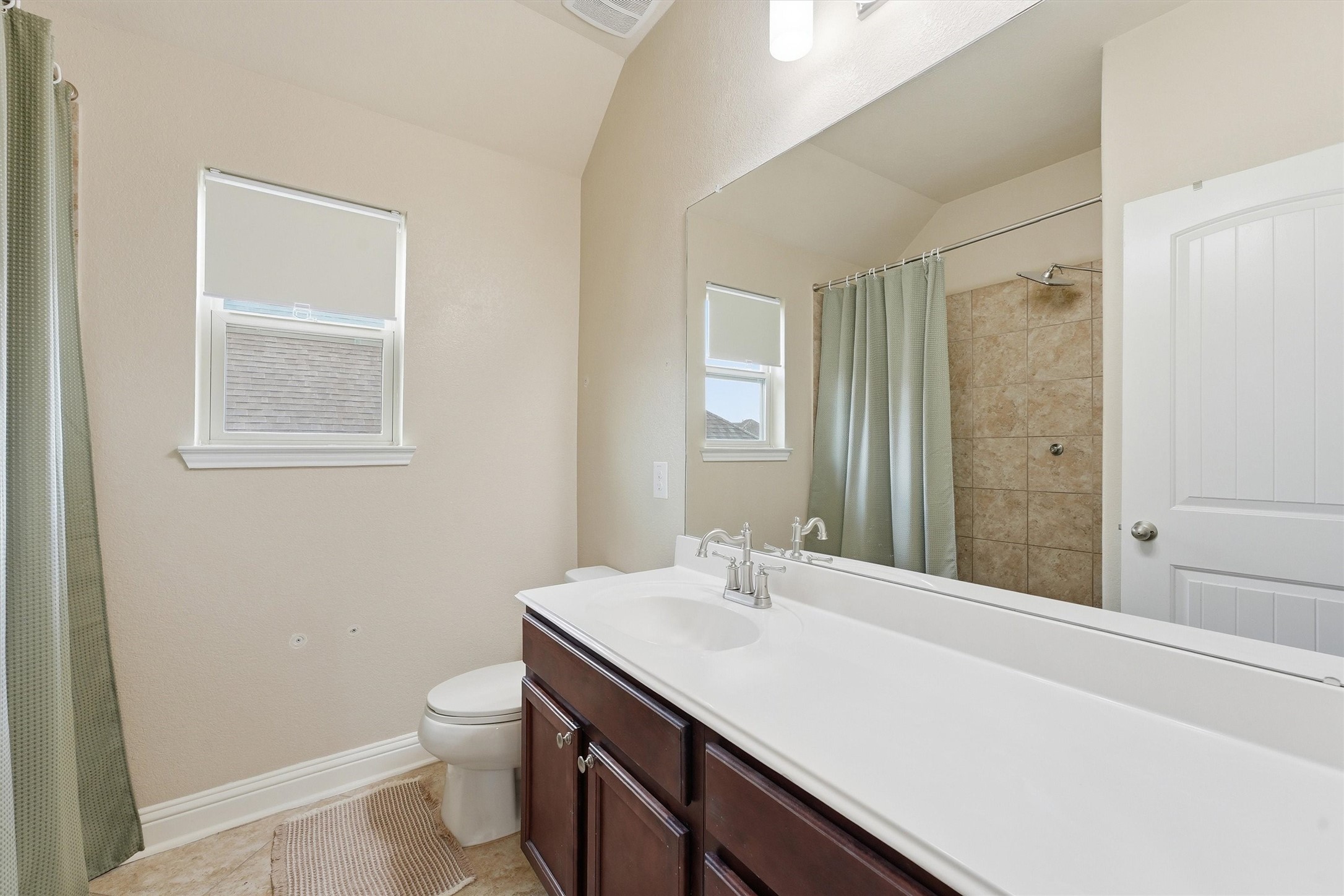 1908 Sunset Terrace Lane Pearland, TX 77089 - Photo 20 of 35 Secondary full bath upstairs with tub/shower combo.